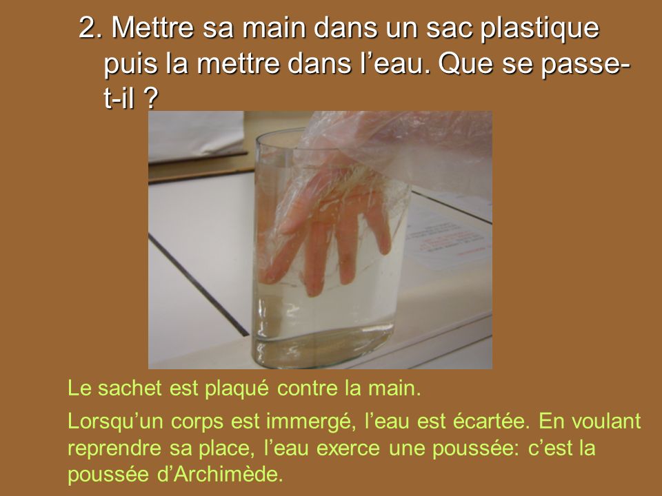 2. Mettre sa main dans un sac plastique puis la mettre dans l’eau