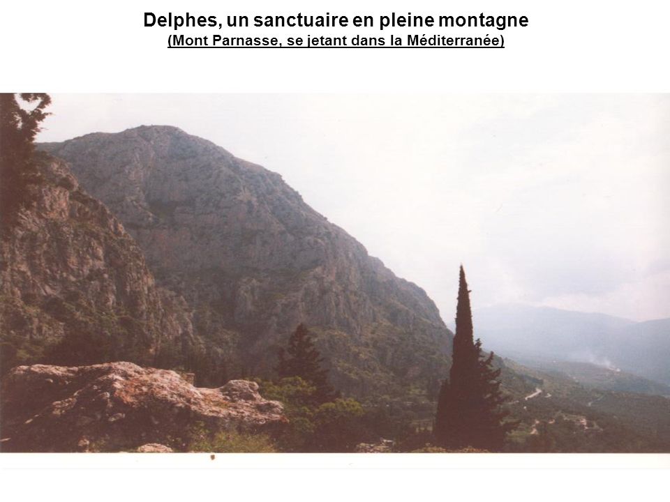 Delphes, un sanctuaire en pleine montagne (Mont Parnasse, se jetant dans la Méditerranée)